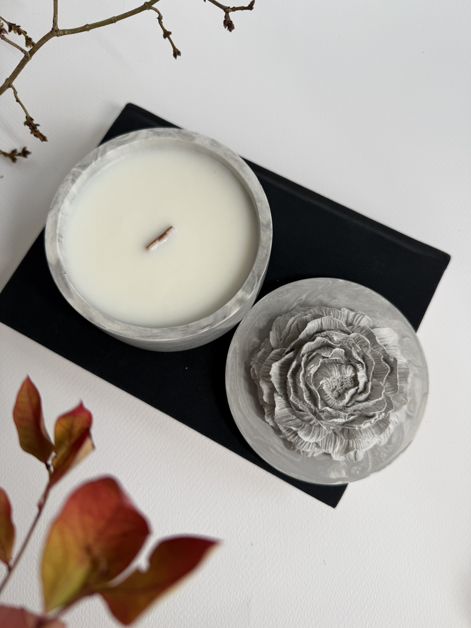 Kvapni žvakė pilkai marga su bijūno žiedu