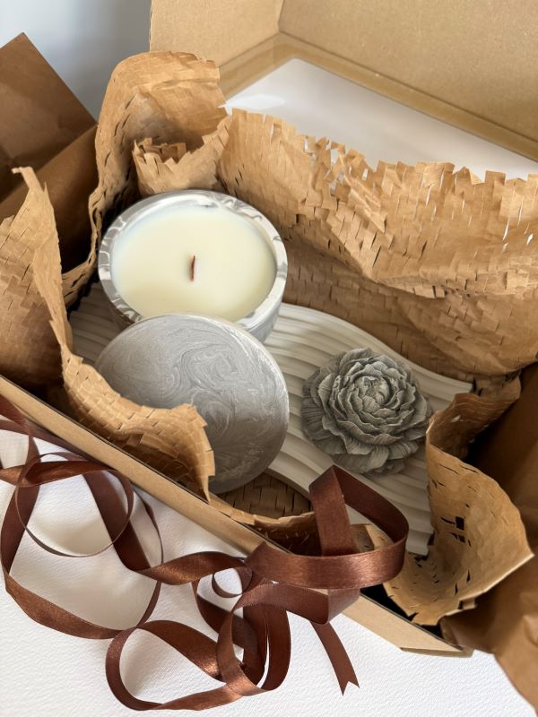 Kvapni žvakė pilkų raštų, padėklas ir bijūno žiedas