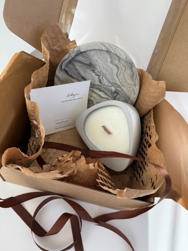 Kvapni žvakė pilka Lašas su margu padėkliuku