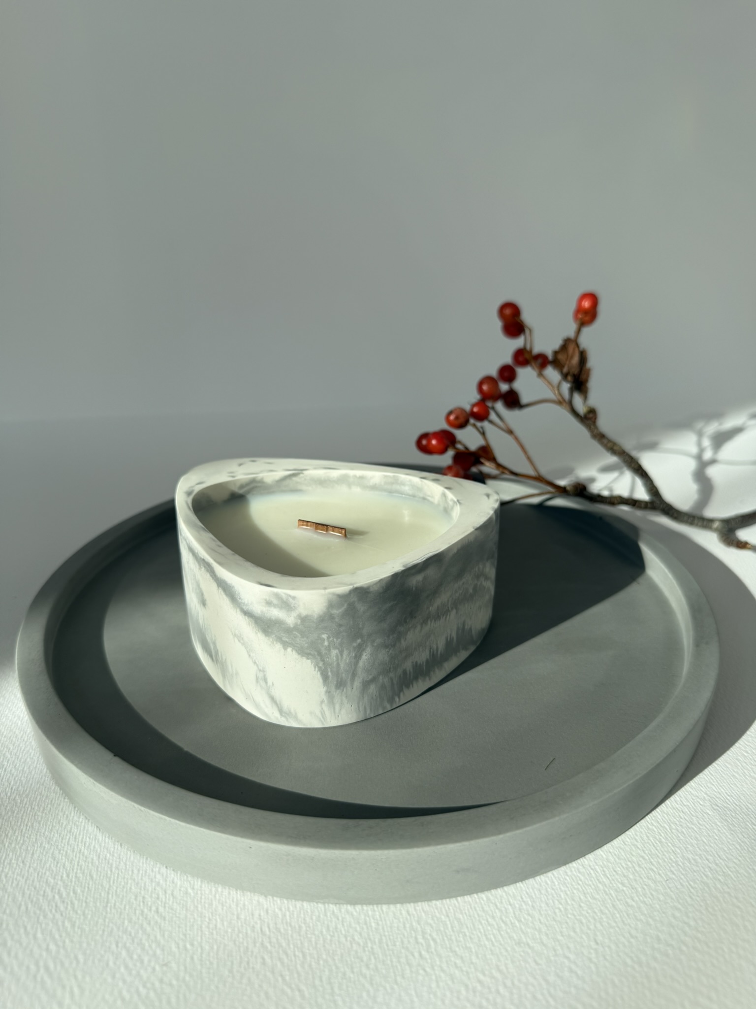 Didelis padėklas ir kvapni žvakė