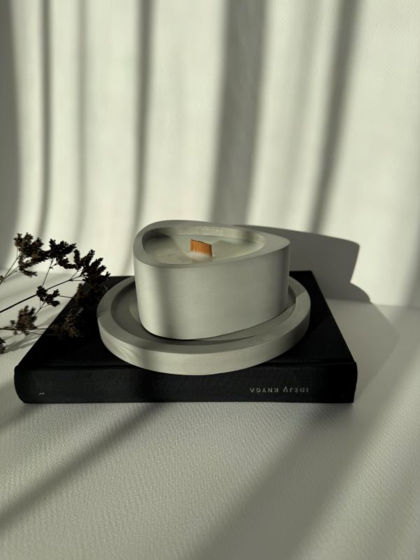 Kvapni žvakė pilka Lašas su pilku padėkliuku