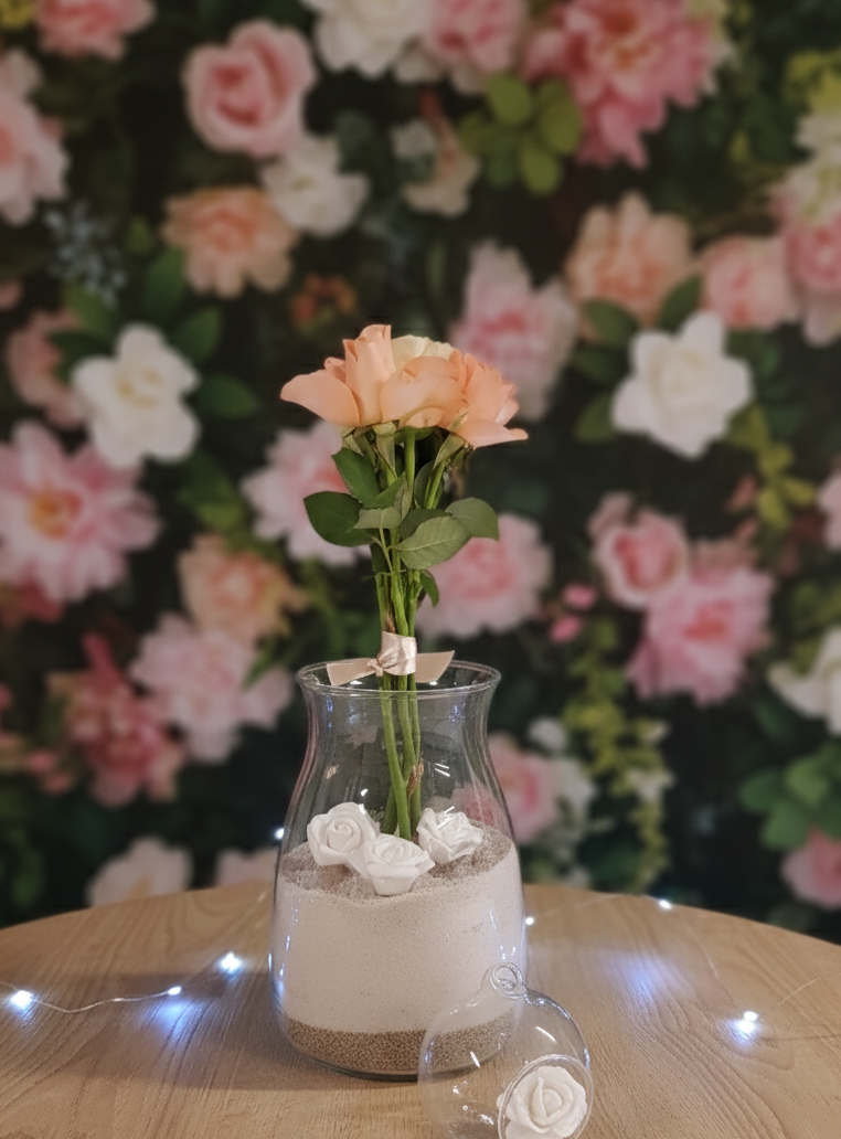 Vase décoratif avec roses