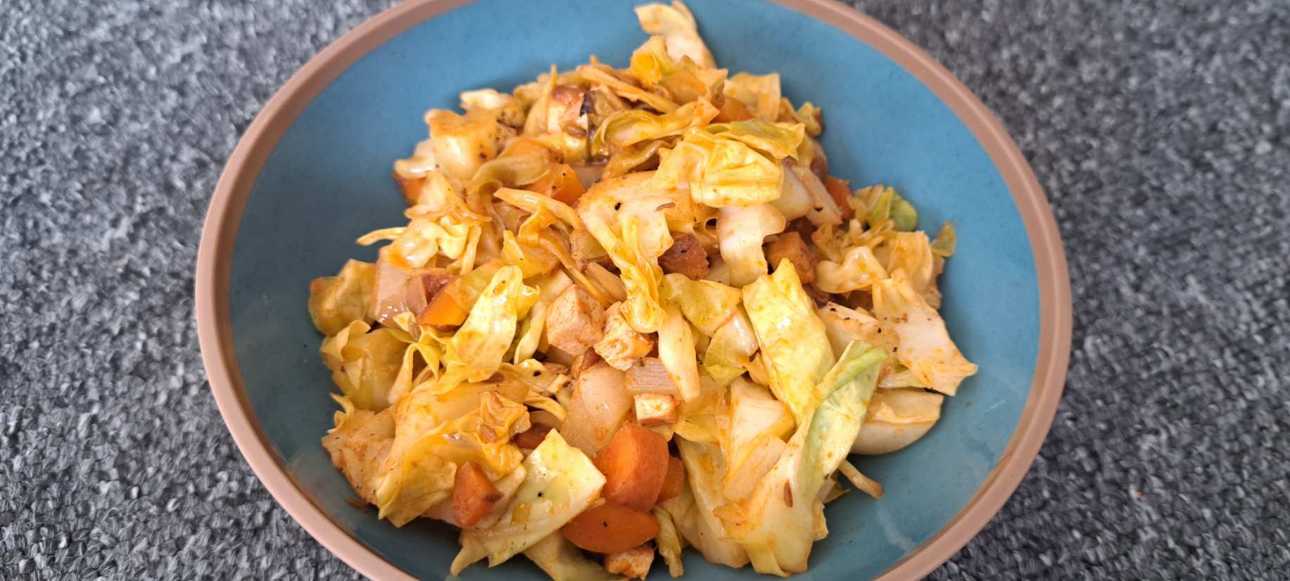 Spitzkohlpfanne mit Tofu-Speck