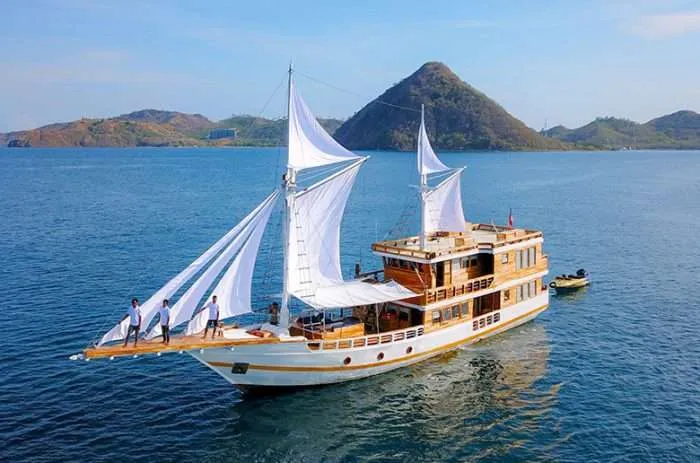 Luxury Komodo Cruise 5H4M