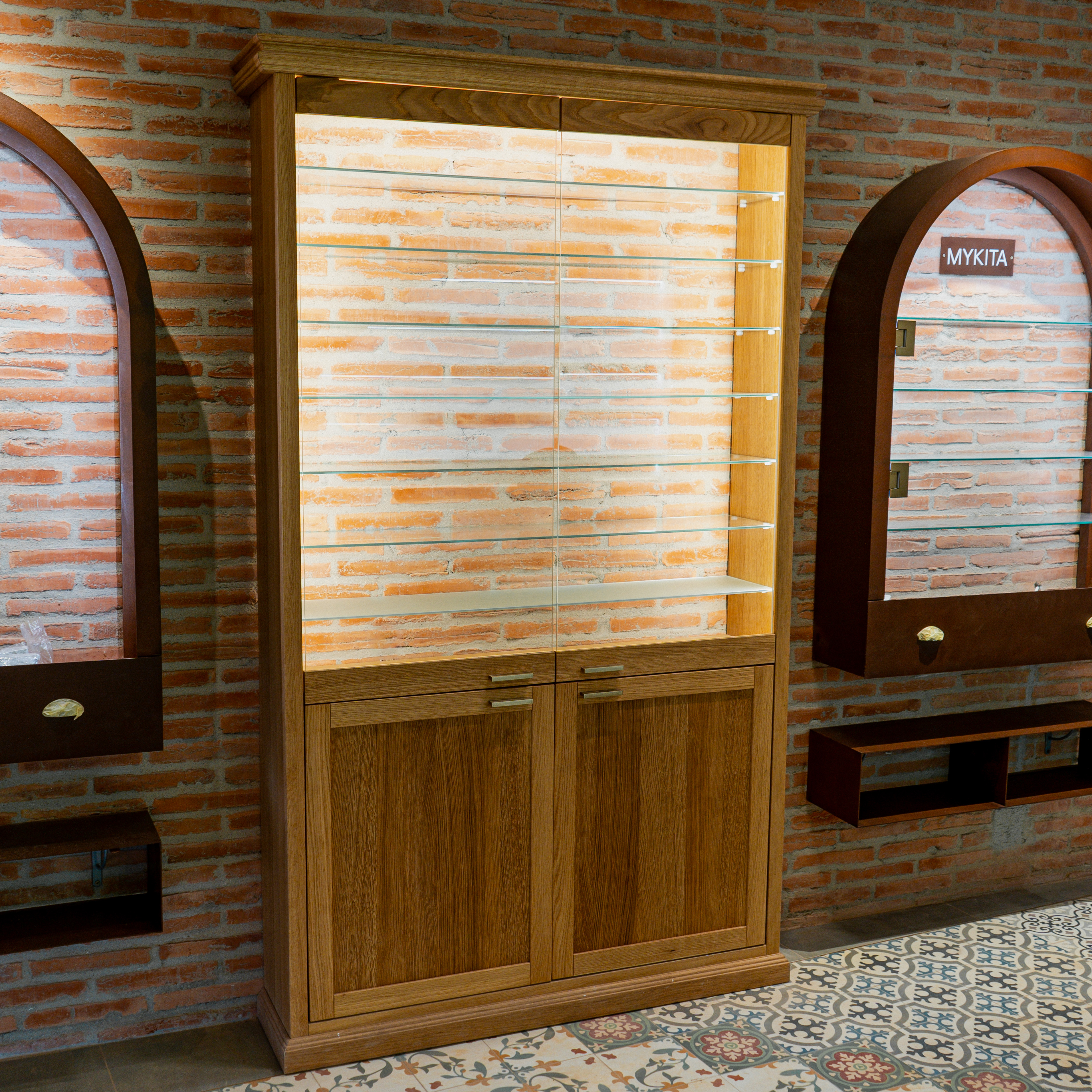 Vitrina expositora en roble