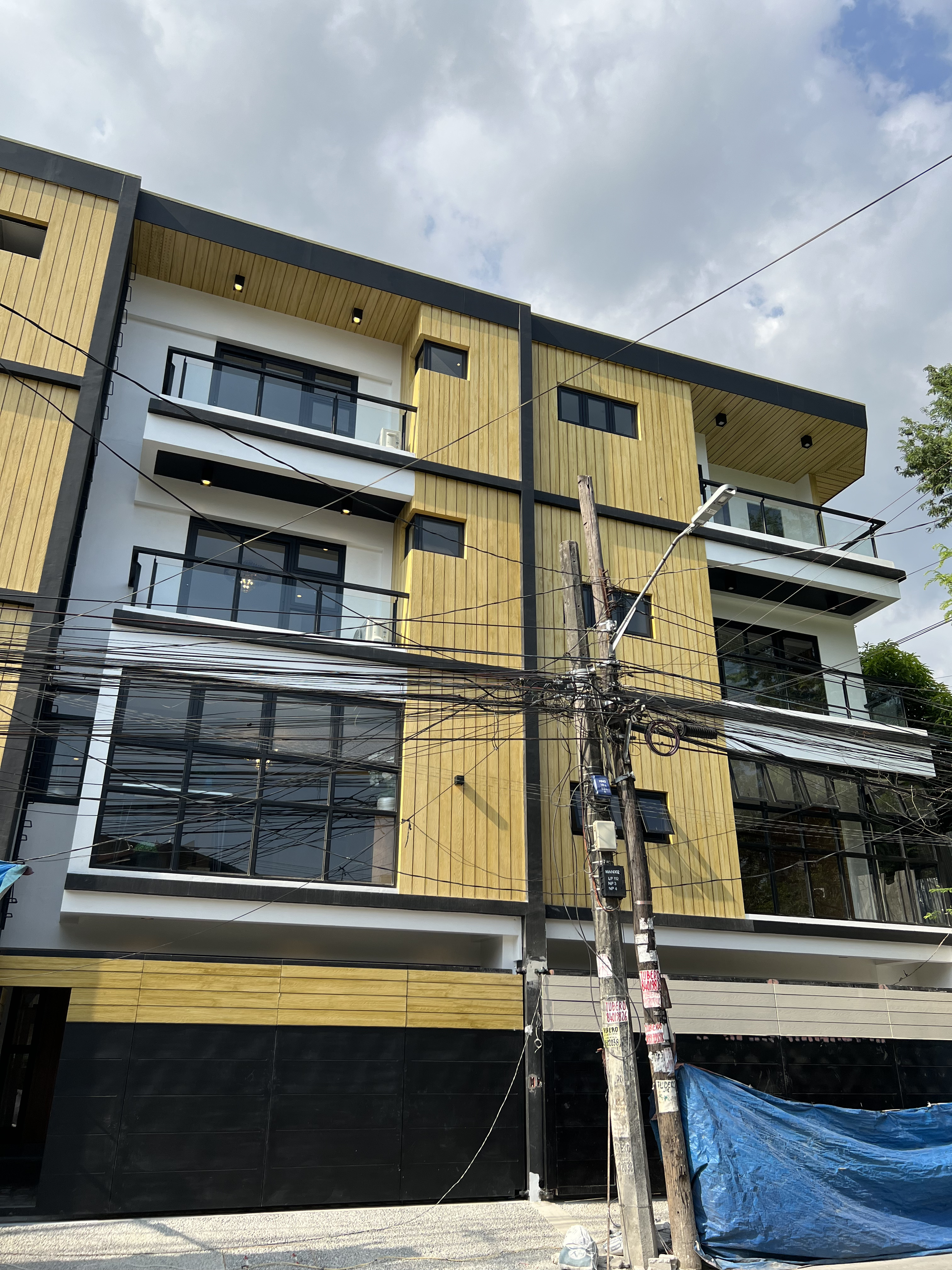 M2301 READY FOR OCCUPANCY 4 STOREY TOWNHOUSE IN MANDALUYONG