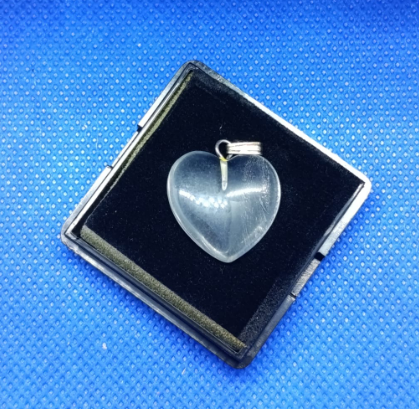 Herzanhänger aus Bergkristall