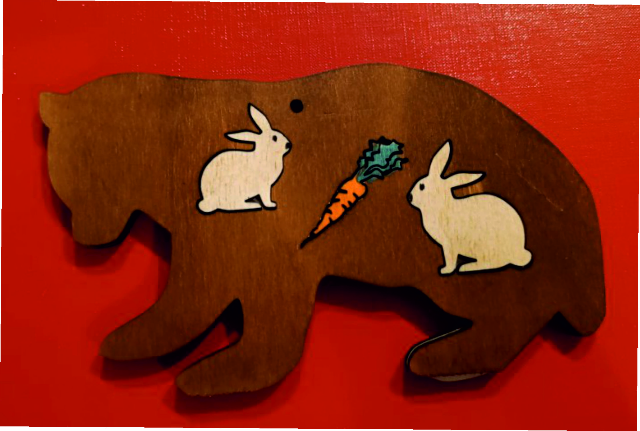 Gelaserter Bär mit Applikationen