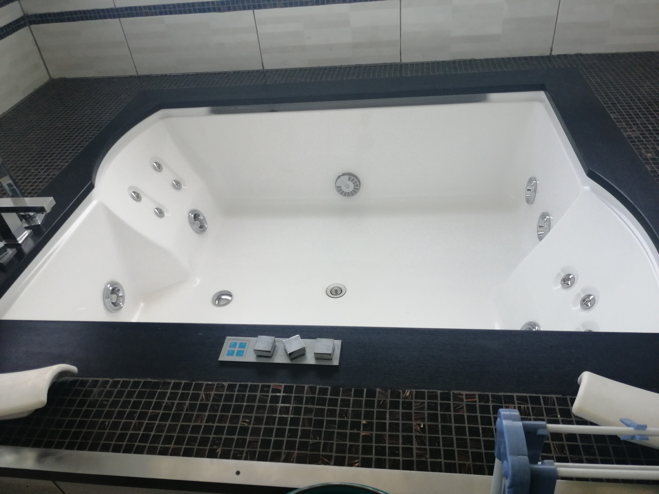 Jacuzzi Aura Plus