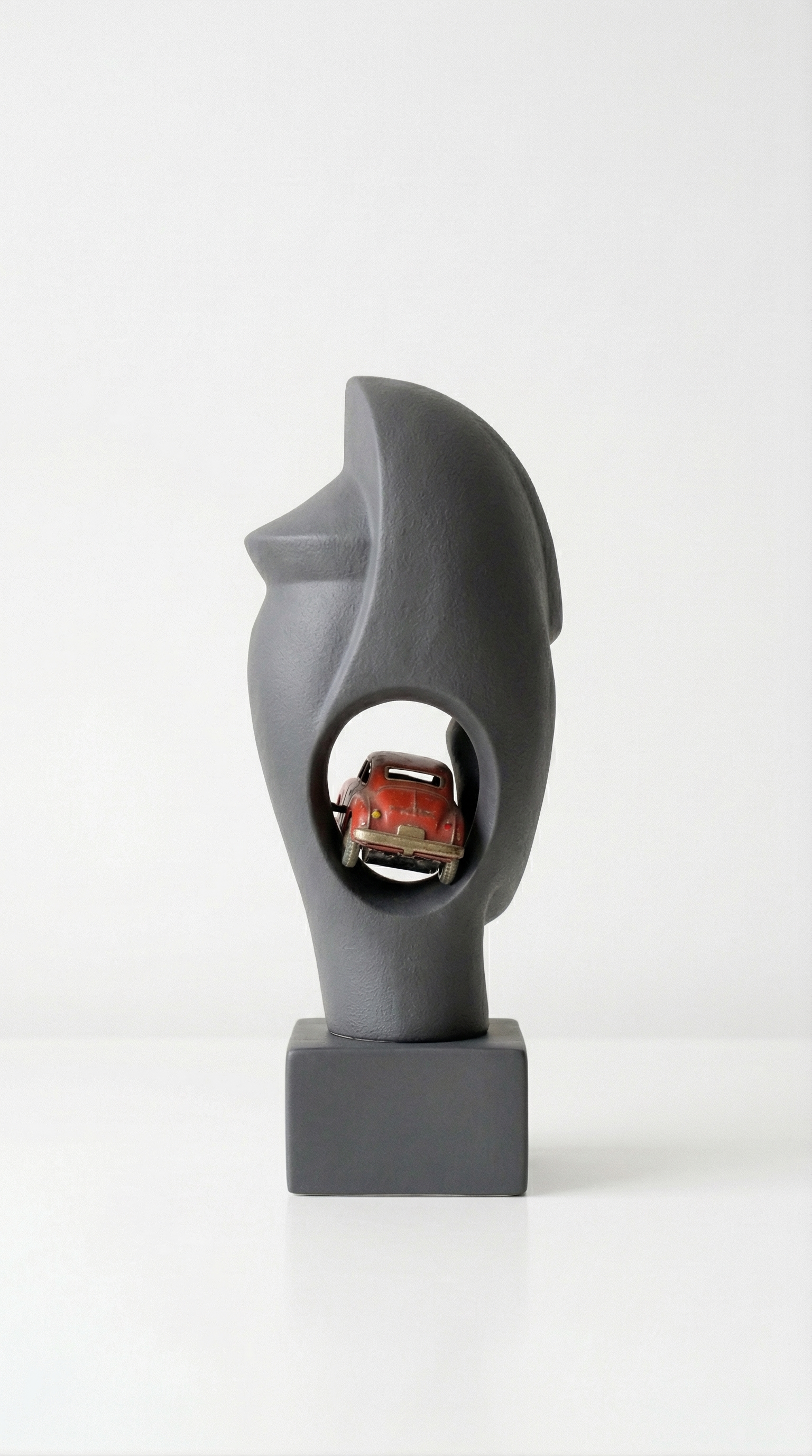 Modern Abstract Face Sculpture with Vintage Car – Artistic Home Decor (Rs. 99)