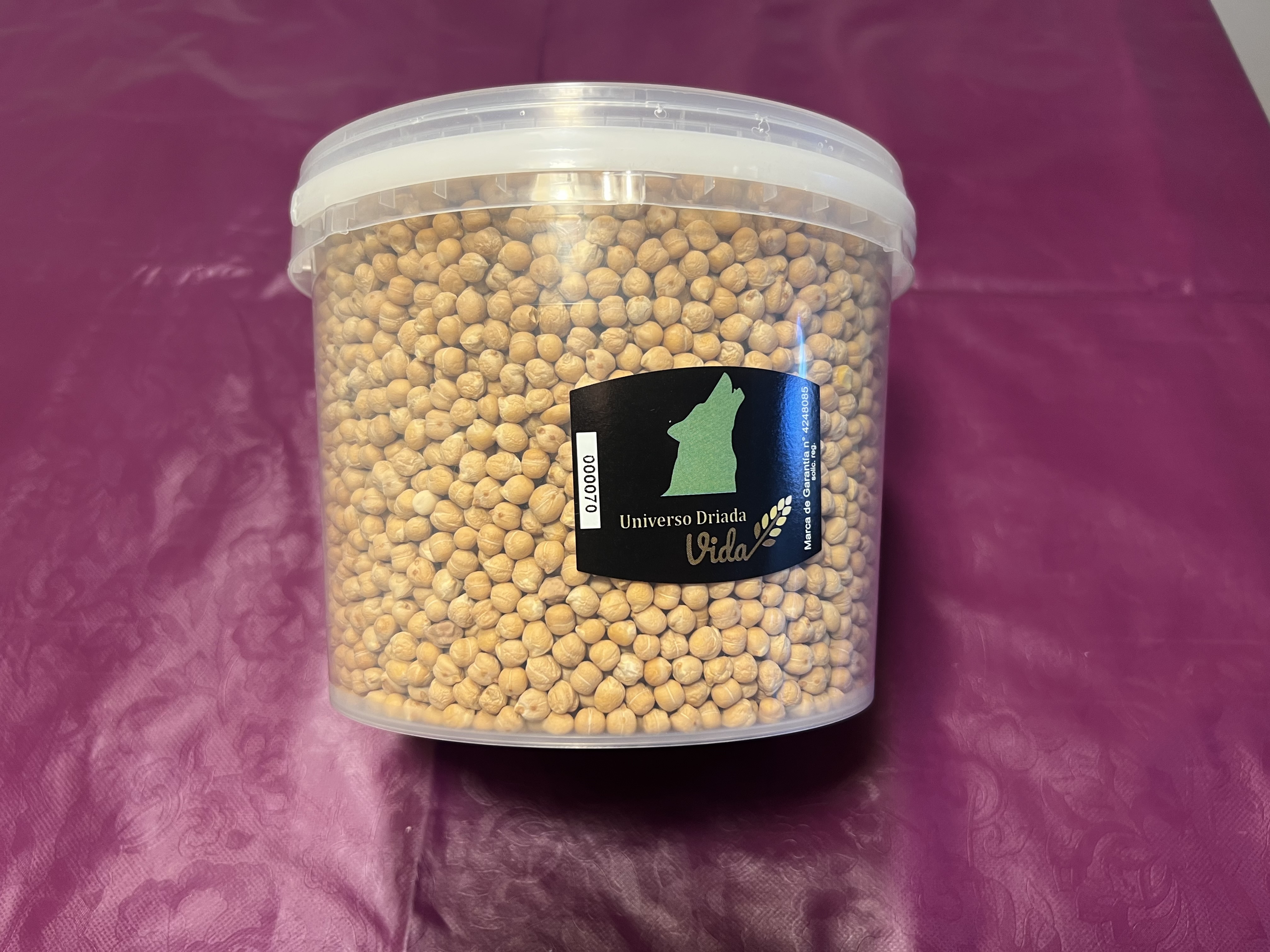 Garbanzos de castilla  secos en envase plástico, ricos de verdad