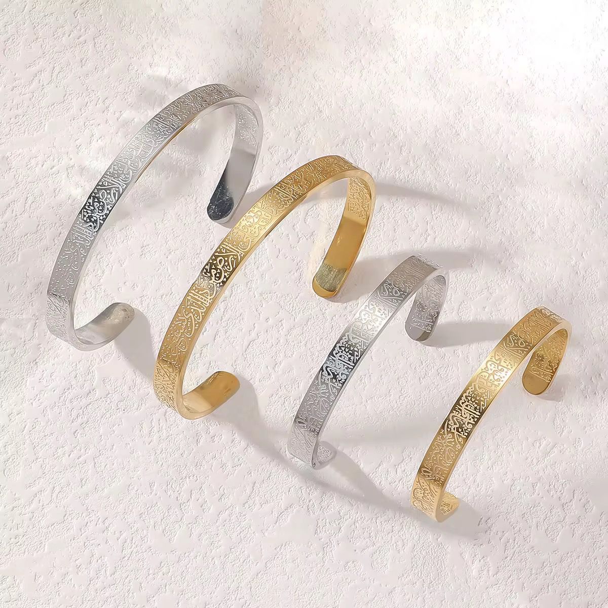 Bracelets en métal gravé