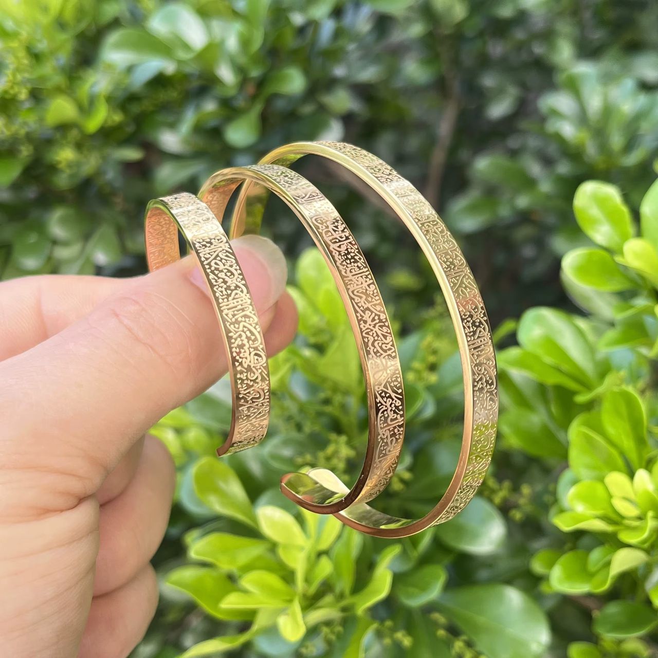 Bracelets dorés gravés