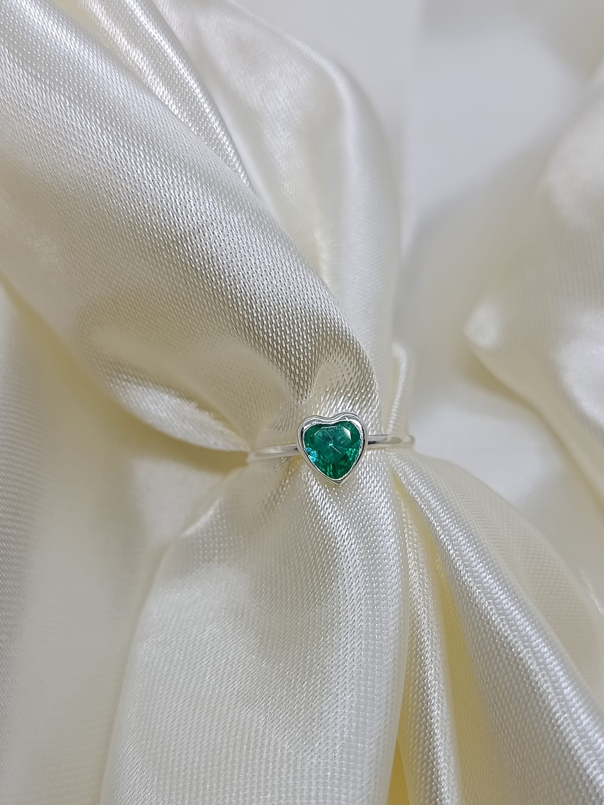 Anel solitário coração verde