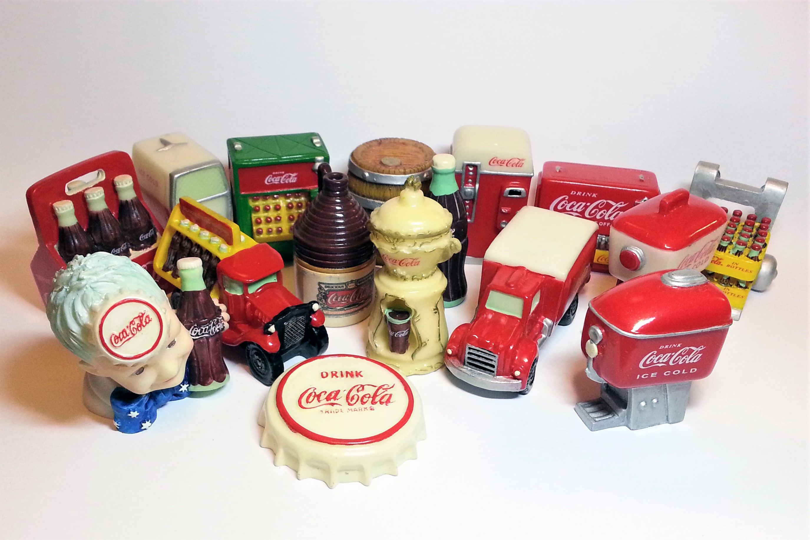 Coca Cola 2001 Christmas Collectible Mini Figure Set Of 16