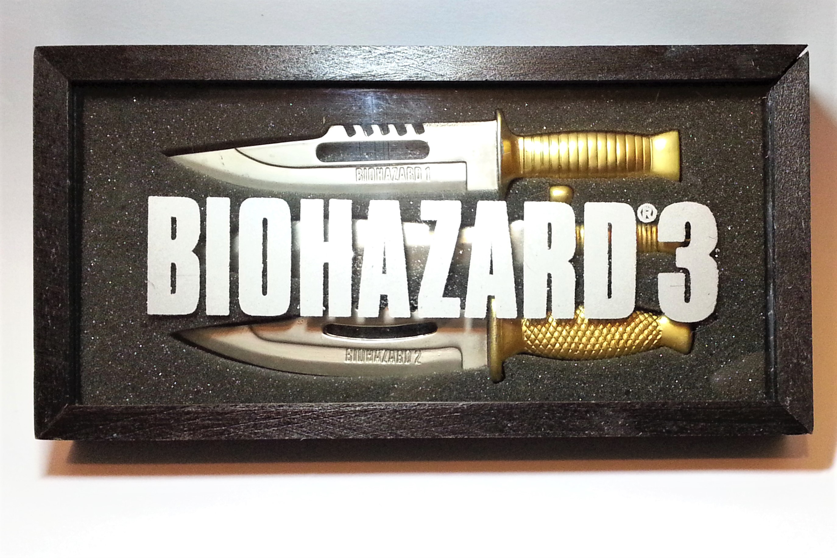 BIOHAZARD 1/2/3 Dagger & Knives w/ Glass Lid Wooden Box - 1999 Capcom Resident Evil Hong Kong Comics