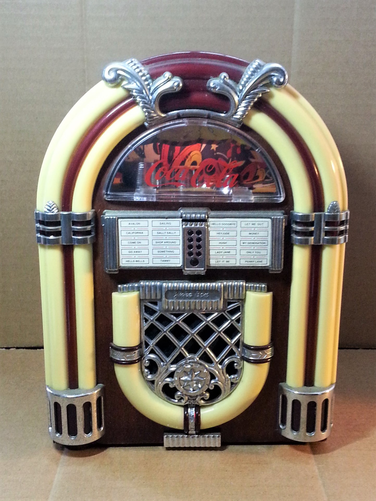Coca Cola Wooden Portable Jukebox 8" AM/FM Radio - Vintage 1985