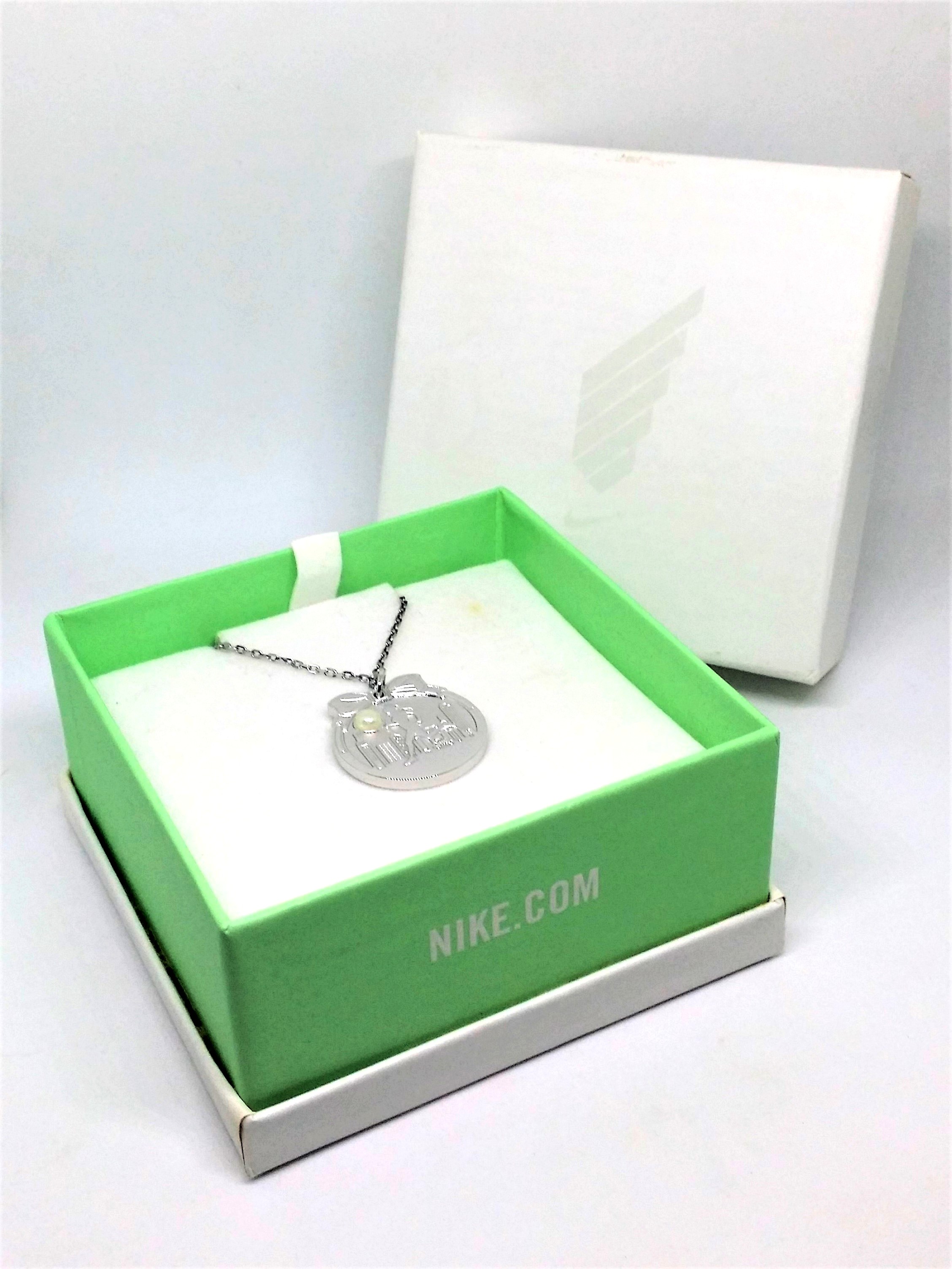 Nike WE RUN HKG 2015 Finisher's Faux Pearl Pendant Necklace New In Box