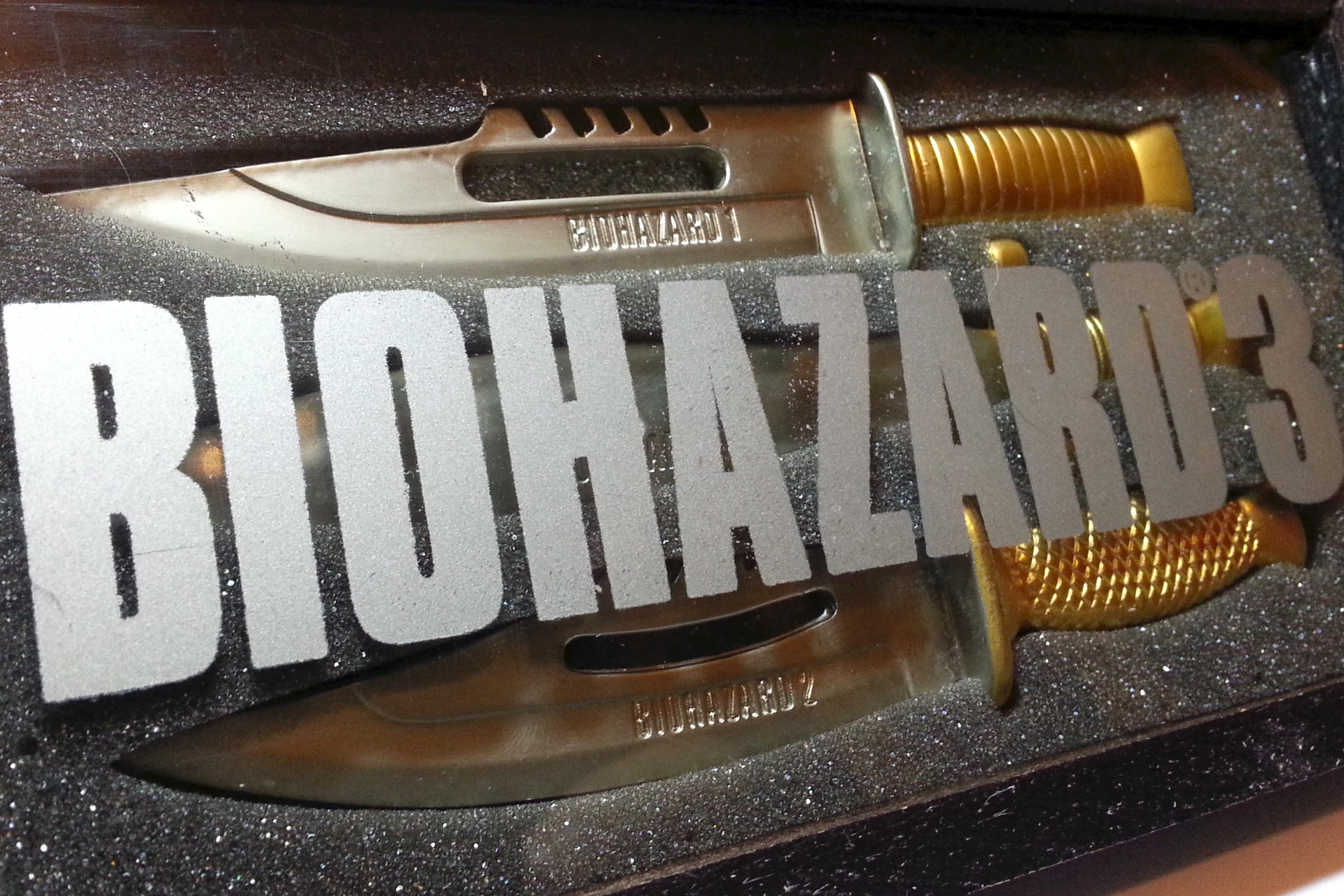 BIOHAZARD 1/2/3 Dagger & Knives w/ Glass Lid Wooden Box - 1999 Capcom Resident Evil Hong Kong Comics