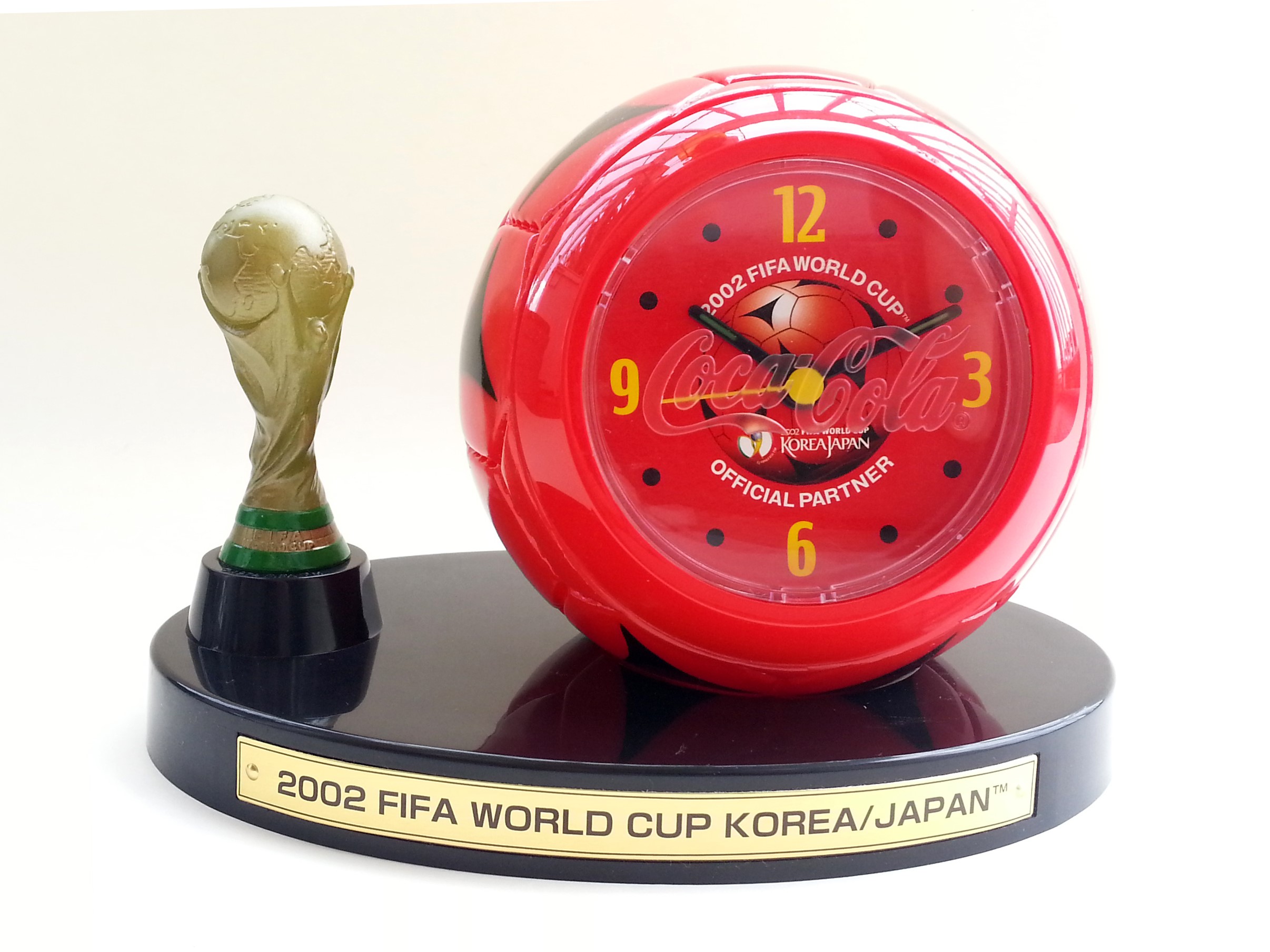 Coca Cola 2002 Fifa World Cup Korea Japan Trophy w/ Soccer Ball Desk Clock