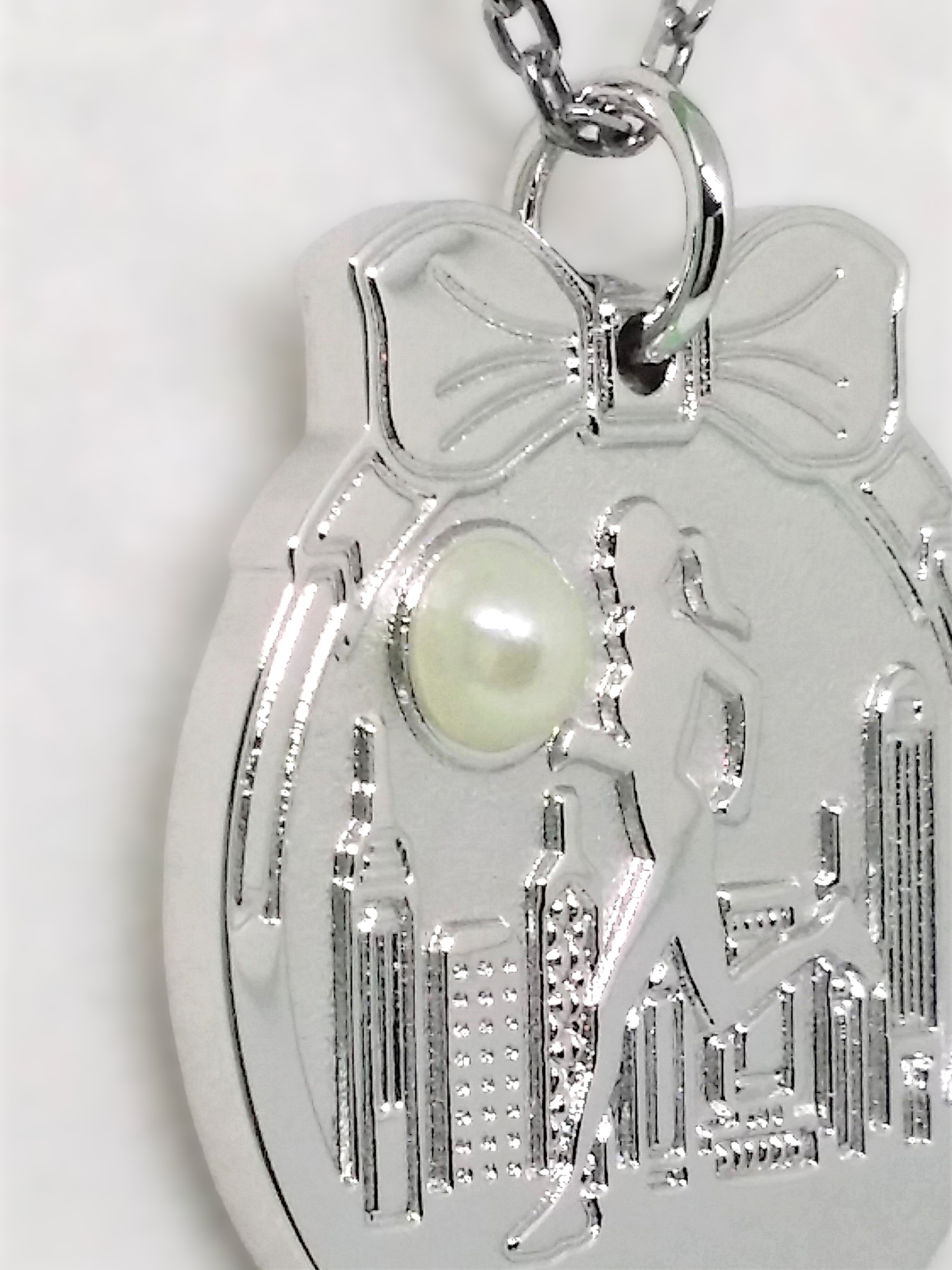 Nike WE RUN HKG 2015 Finisher's Faux Pearl Pendant Necklace New In Box