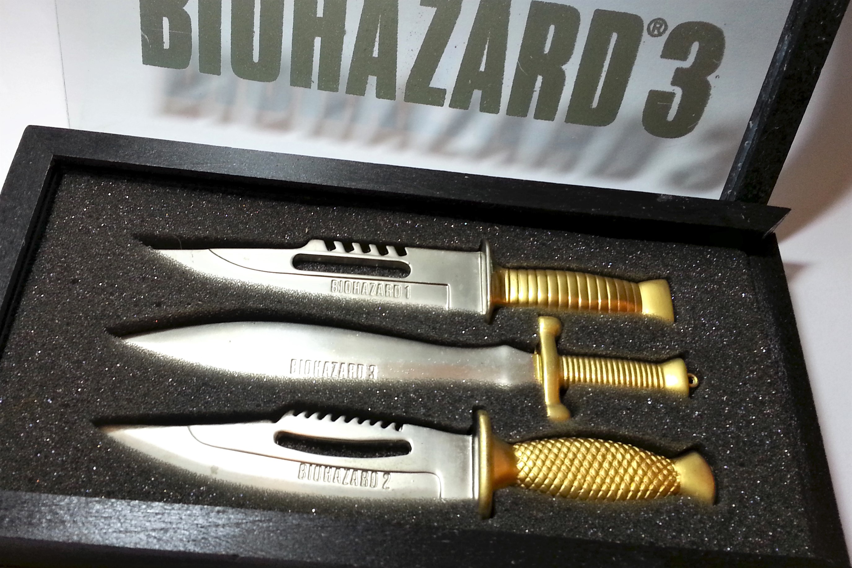 BIOHAZARD 1/2/3 Dagger & Knives w/ Glass Lid Wooden Box - 1999 Capcom Resident Evil Hong Kong Comics