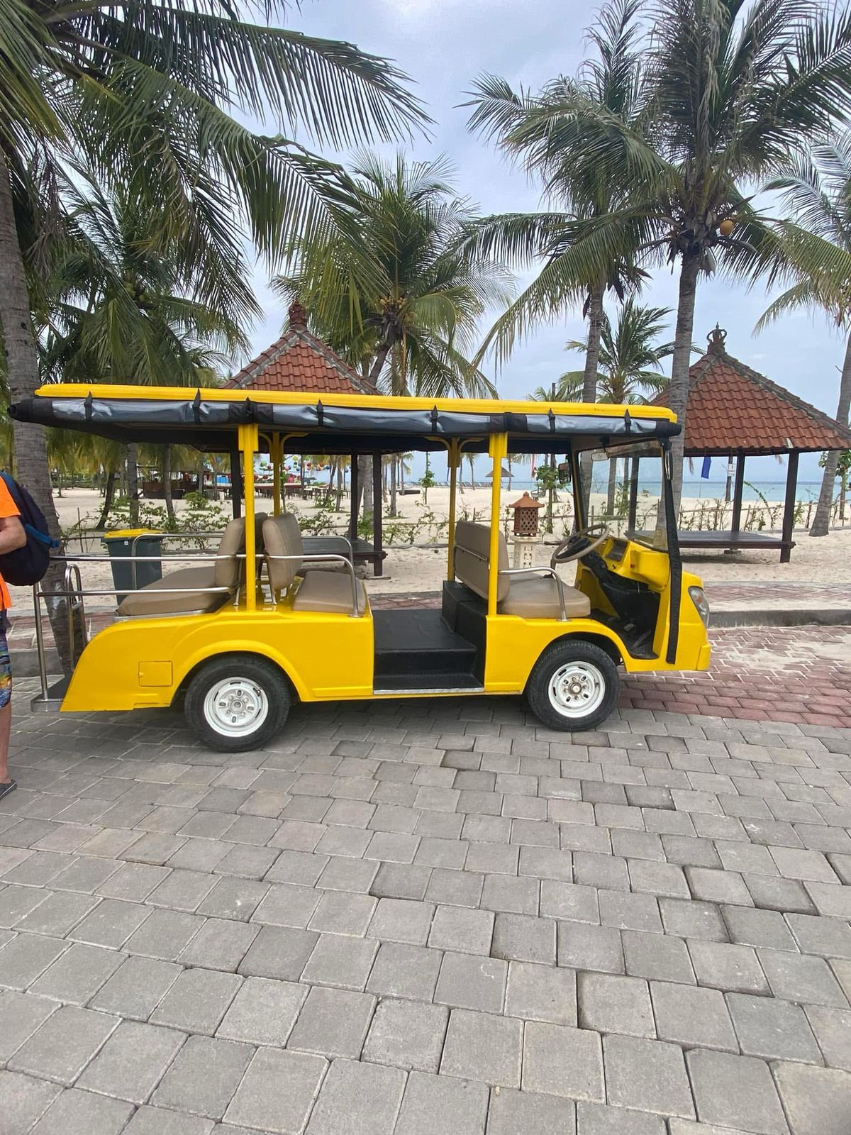 Mobil golf listrik kuning