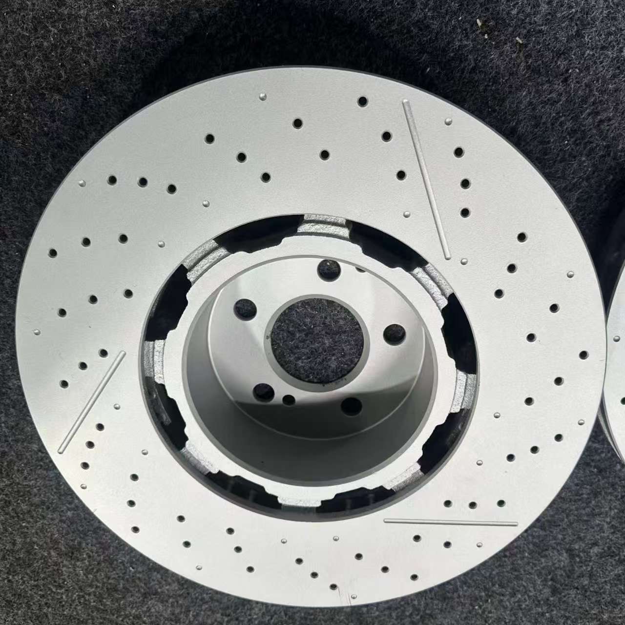 High-Performance Drilled Brake Disc Rotor 26088273/15205947 for Chevrolet HT250/G3000 Excellent Brake Rotors