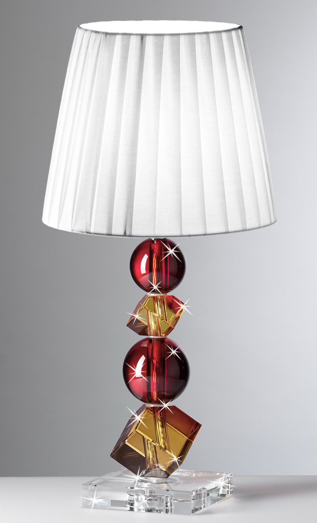 Lampada in cristallo nei colori rosso e ambra con paralume plissettato bianco
