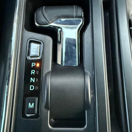 Ford F-150 Lariat – 2022 – V6 - 2.7 turbo   Full Raptor Body Kit – Full Option – Like New 