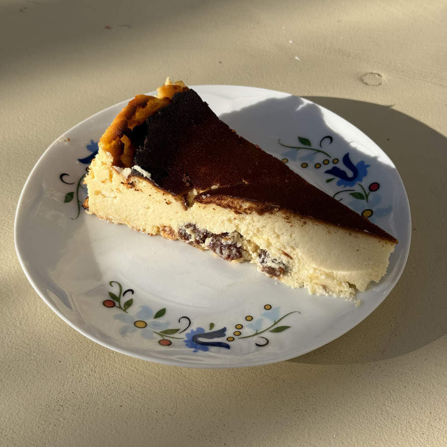 Sernik pieczony klasyczny z rodzynkami maczanymi w amaretto 