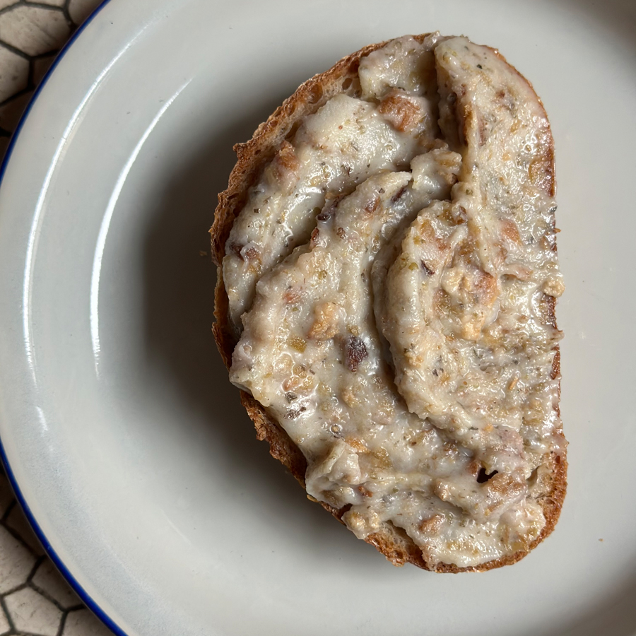 Smalec wieprzowy z skwarkami, cebulką i jabłuszkiem