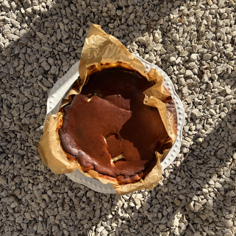 Sernik pieczony klasyczny z rodzynkami maczanymi w amaretto 