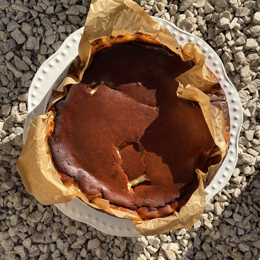 Sernik pieczony klasyczny z rodzynkami maczanymi w amaretto 