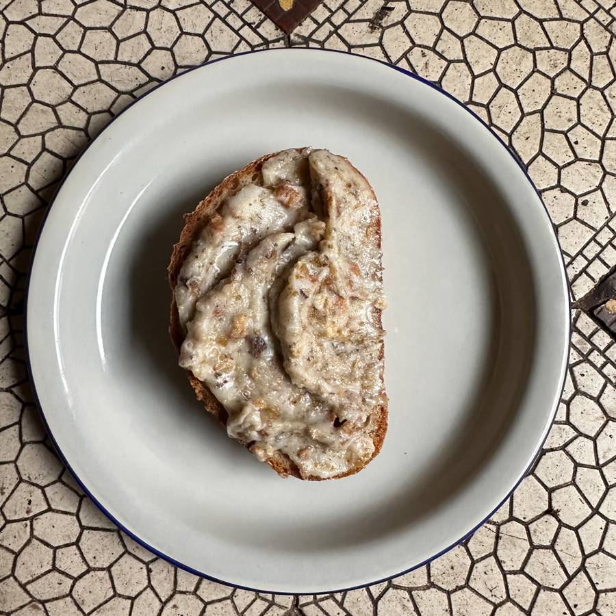 Smalec wieprzowy z skwarkami, cebulką i jabłuszkiem