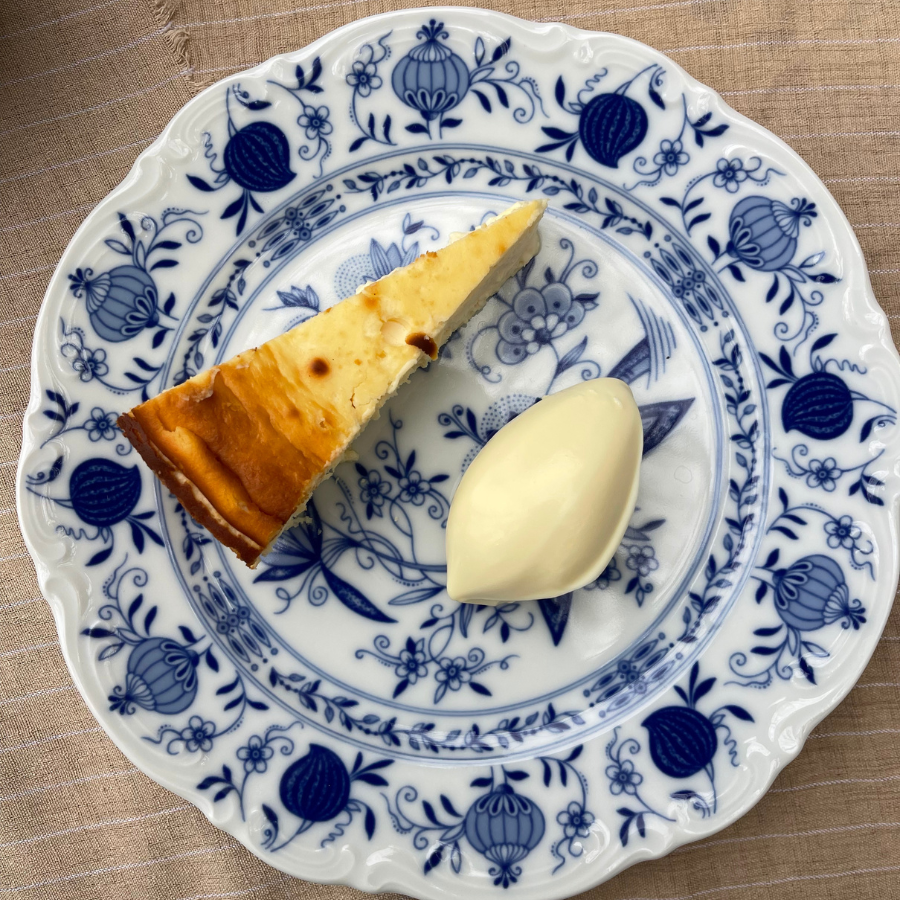 Sernik baskijski z białą czekoladą