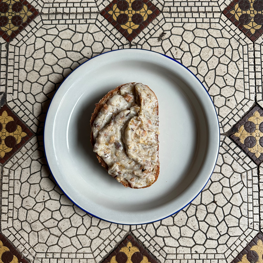 Smalec wieprzowy z skwarkami, cebulką i jabłuszkiem