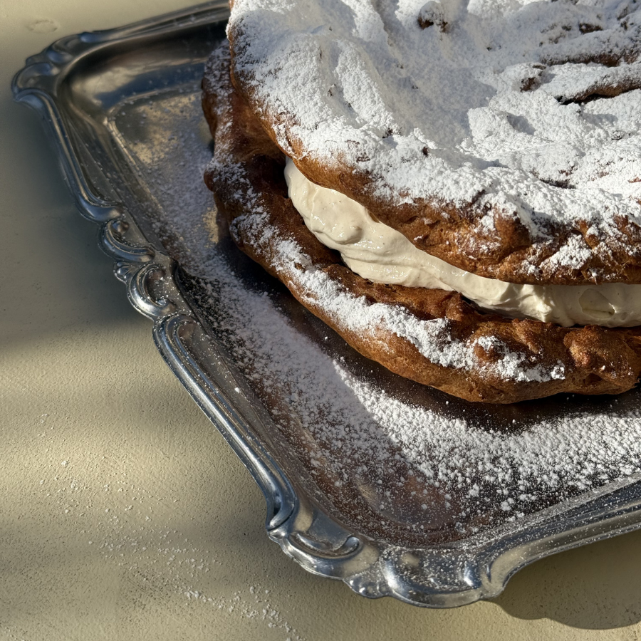 Karpatka z budyniowym kremem o sokiem z jagód 