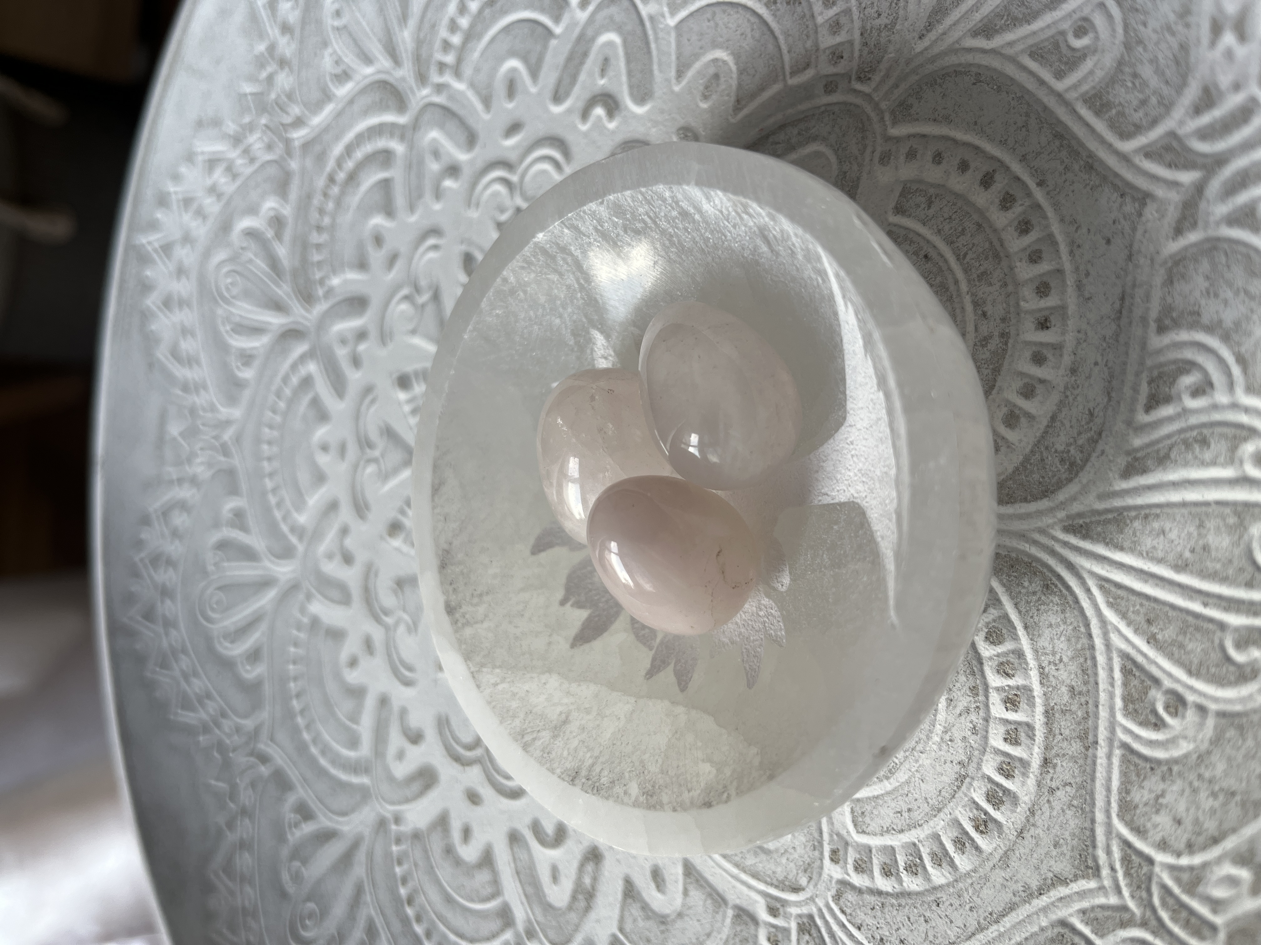 Rose Quartz Tumbled Stones in Selenite Bowl