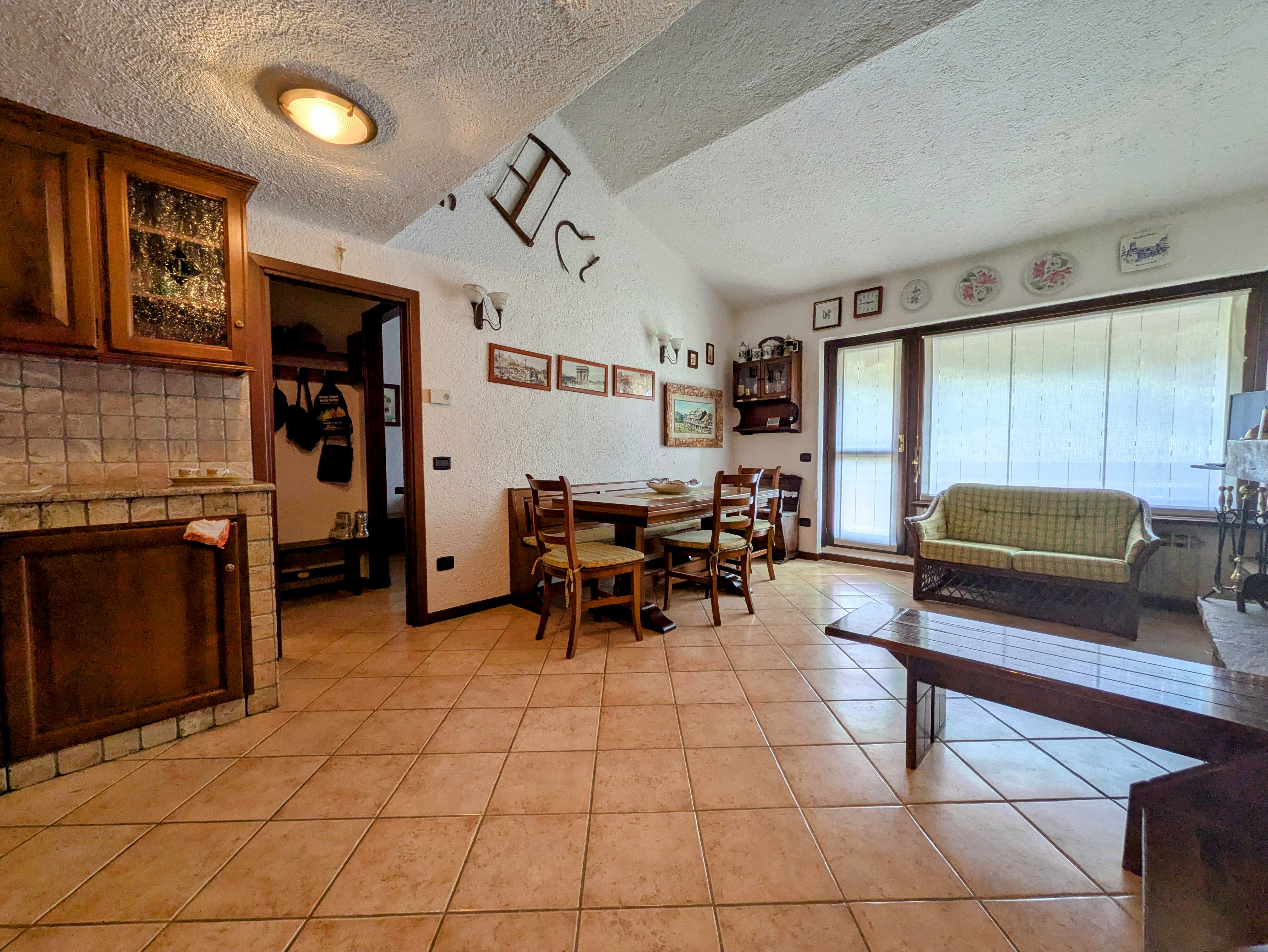 Trilocale soppalcato finemente arredato con box e terrazzo