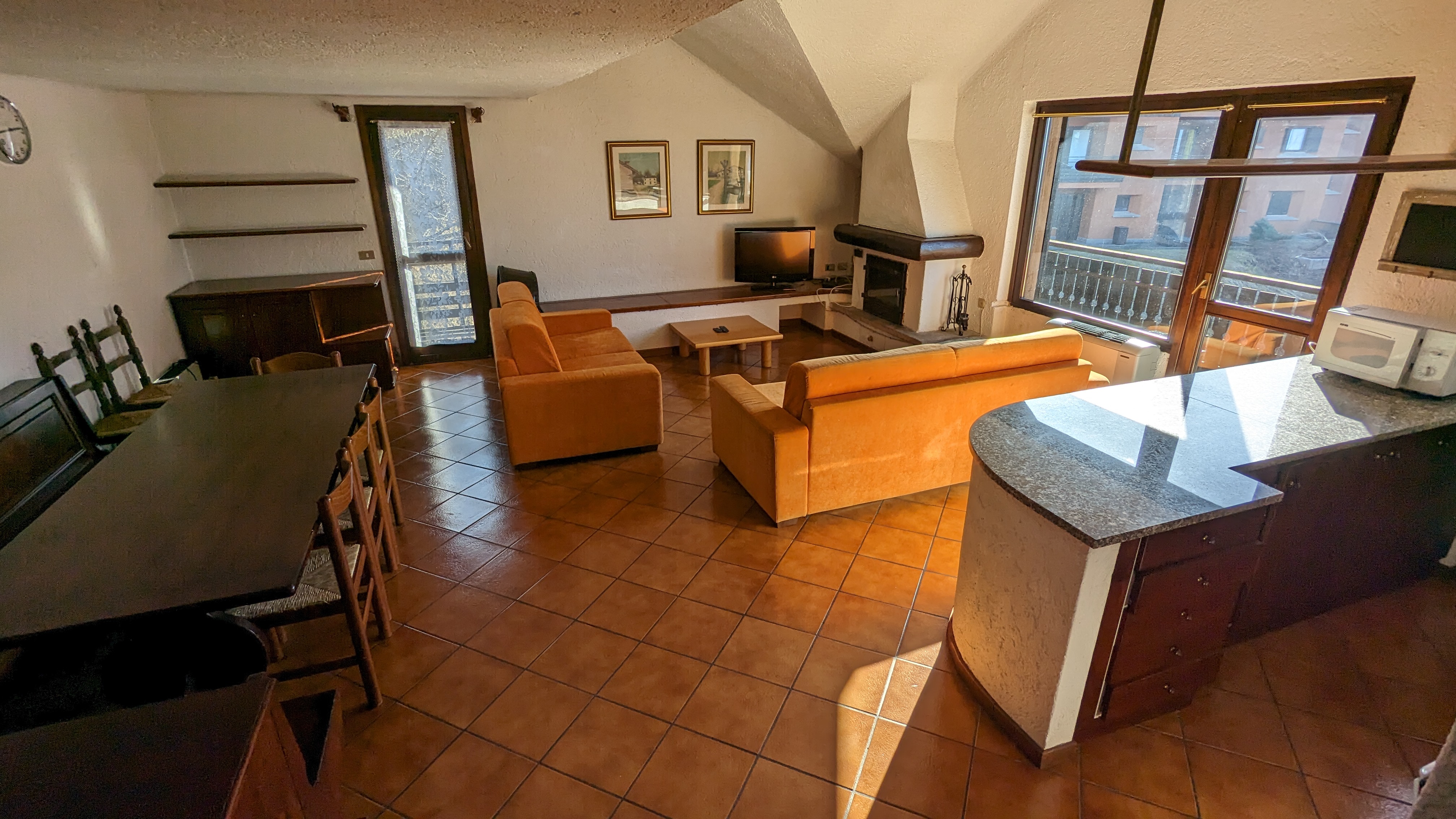 Soppalcato in piazzetta con doppi servizi e due balconi