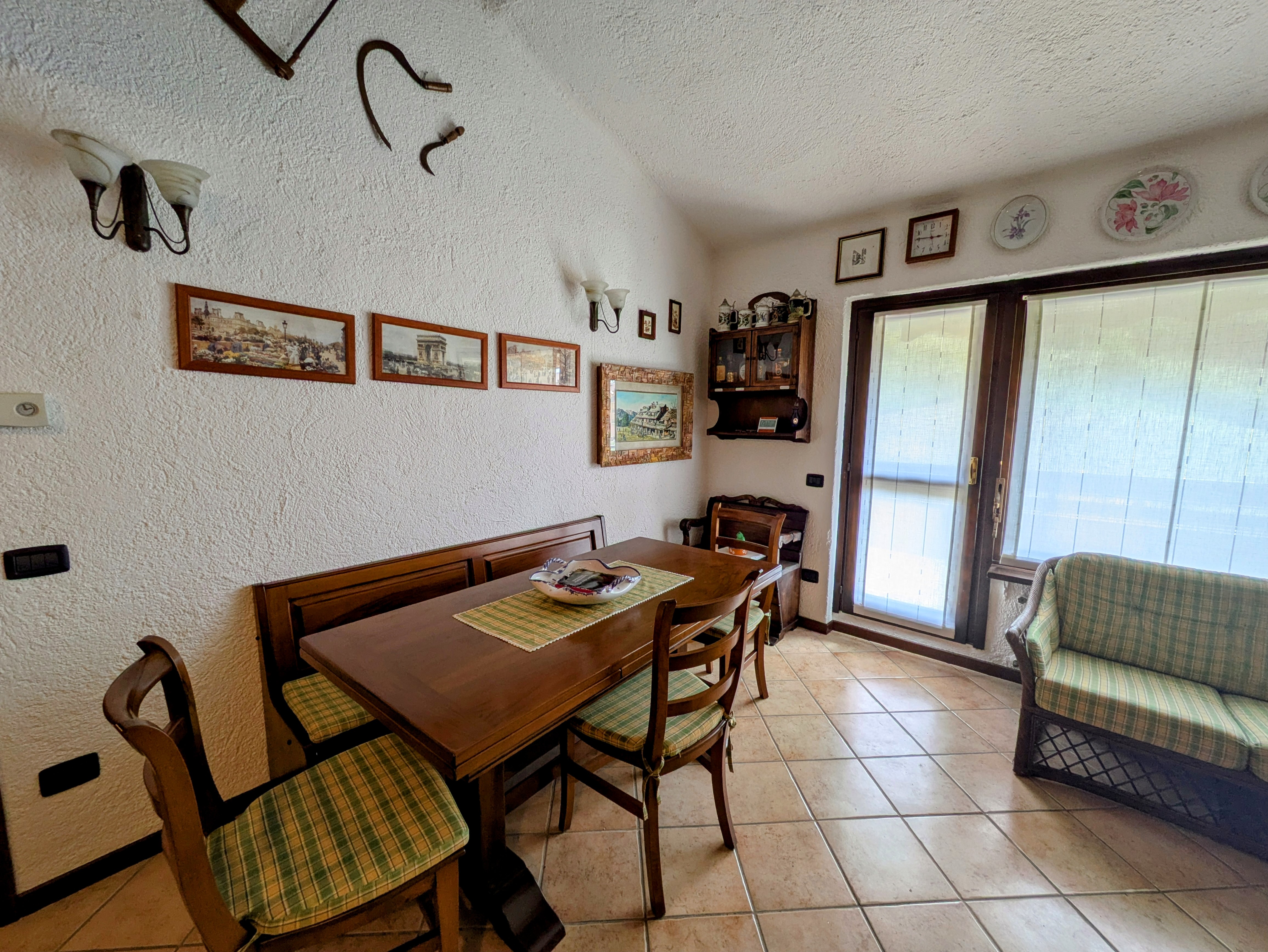 Trilocale soppalcato finemente arredato con box e terrazzo