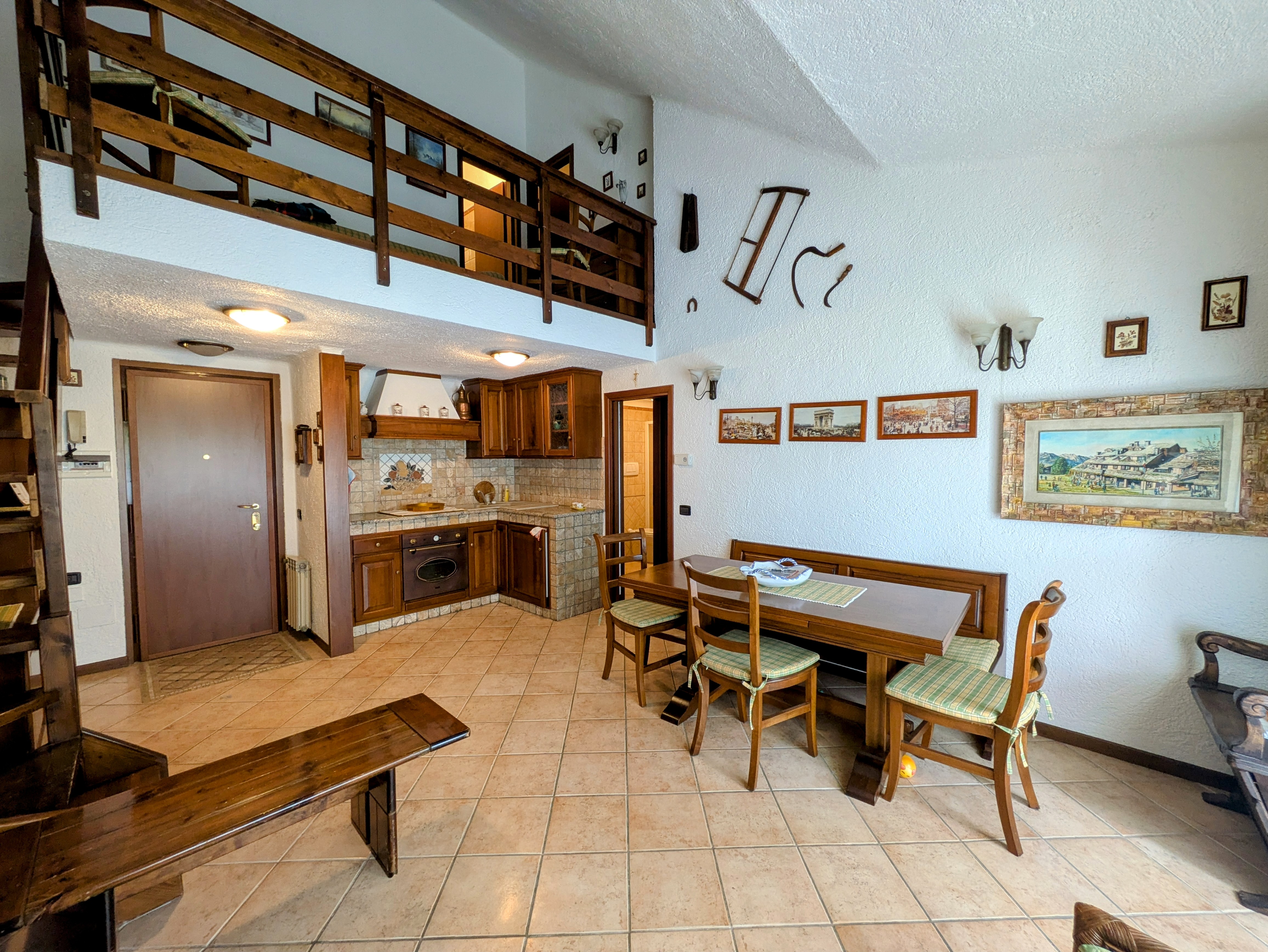 Trilocale soppalcato finemente arredato con box e terrazzo