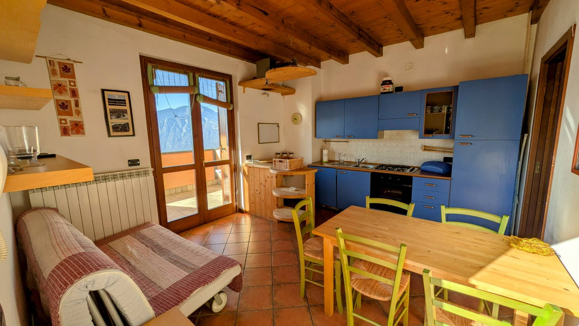 Bilocale con terrazzo vista lago, giardino e box auto