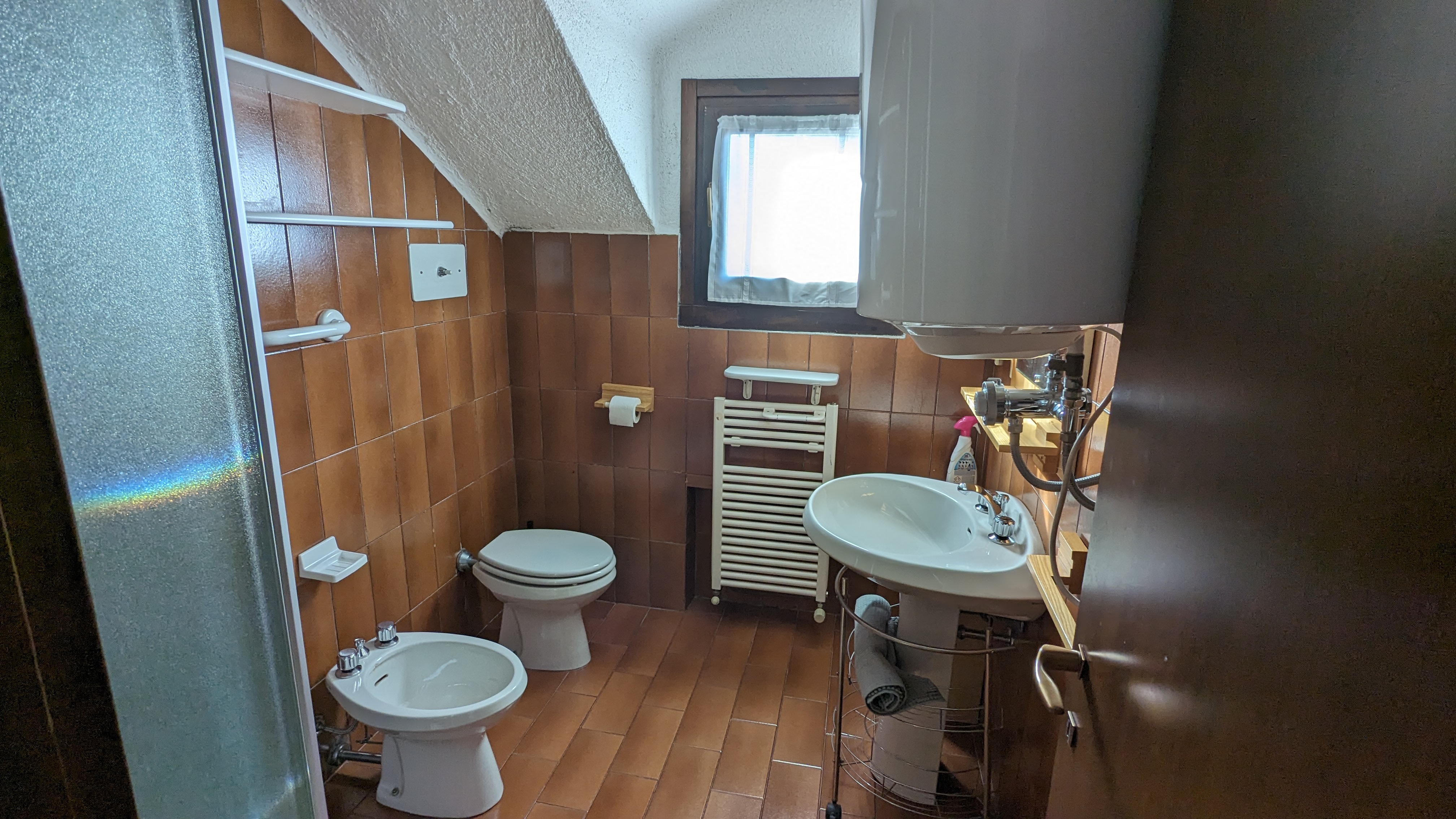 Soppalcato in piazzetta con doppi servizi e due balconi