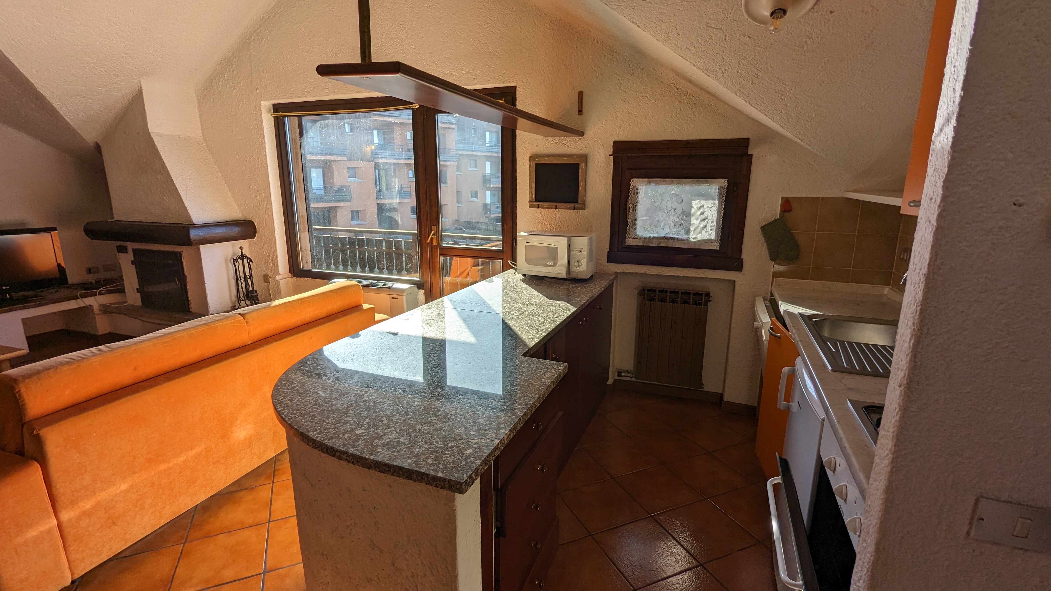 Soppalcato in piazzetta con doppi servizi e due balconi