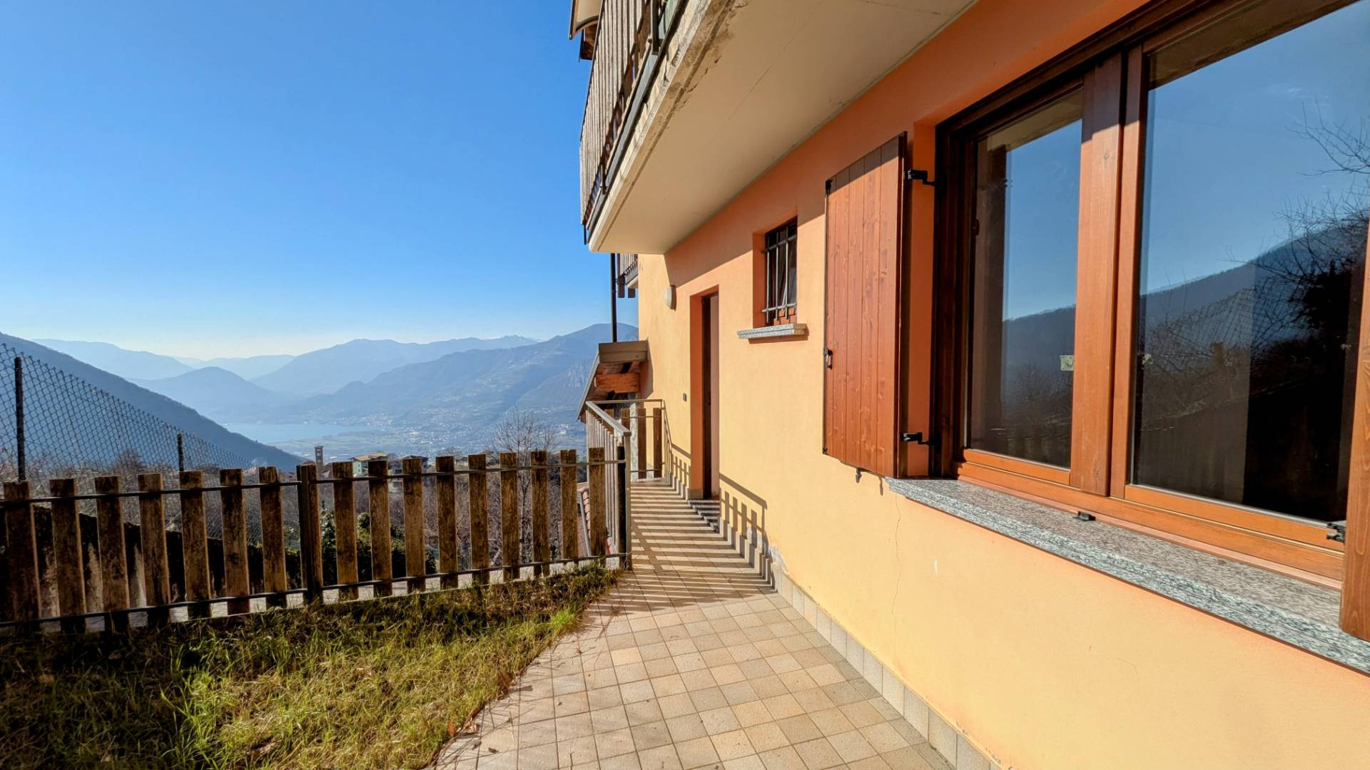 Bilocale con terrazzo vista lago, giardino e box auto