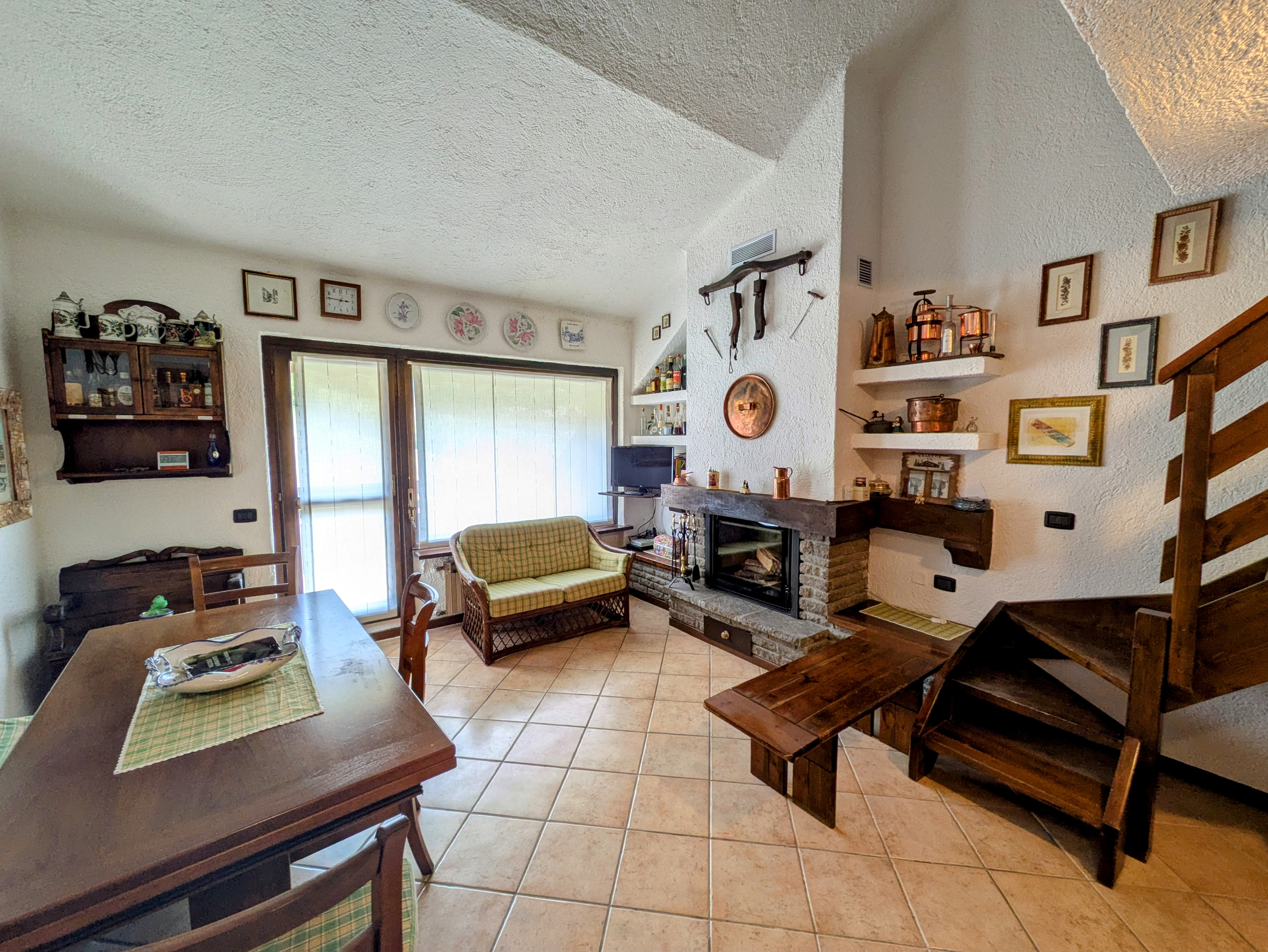 Trilocale soppalcato finemente arredato con box e terrazzo