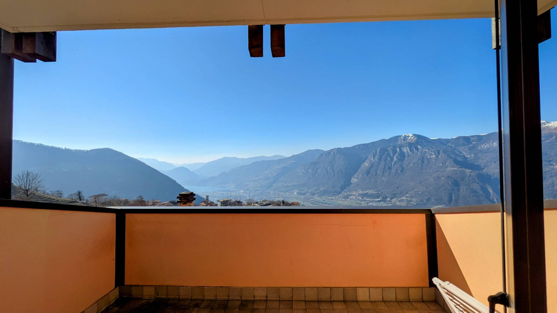 Bilocale con terrazzo vista lago, giardino e box auto