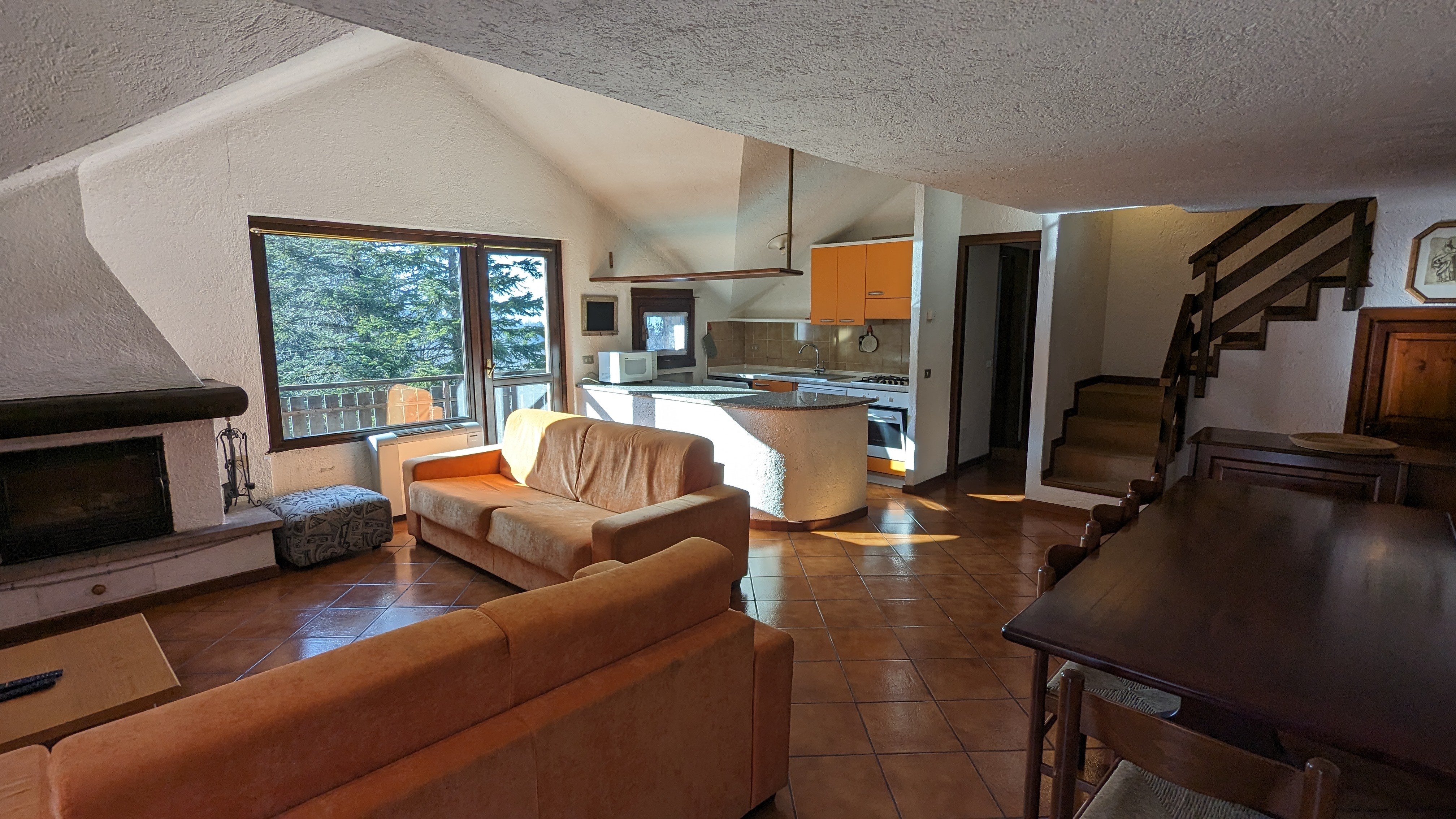 Soppalcato in piazzetta con doppi servizi e due balconi